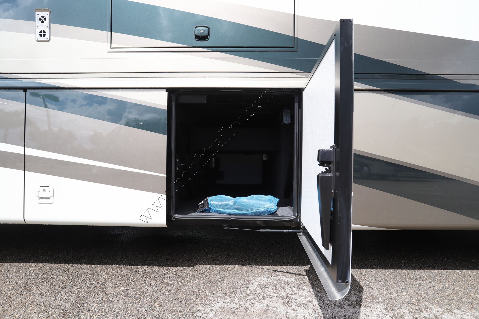 Used 2024 Newmar Kountry Star 4070 Class A  For Sale