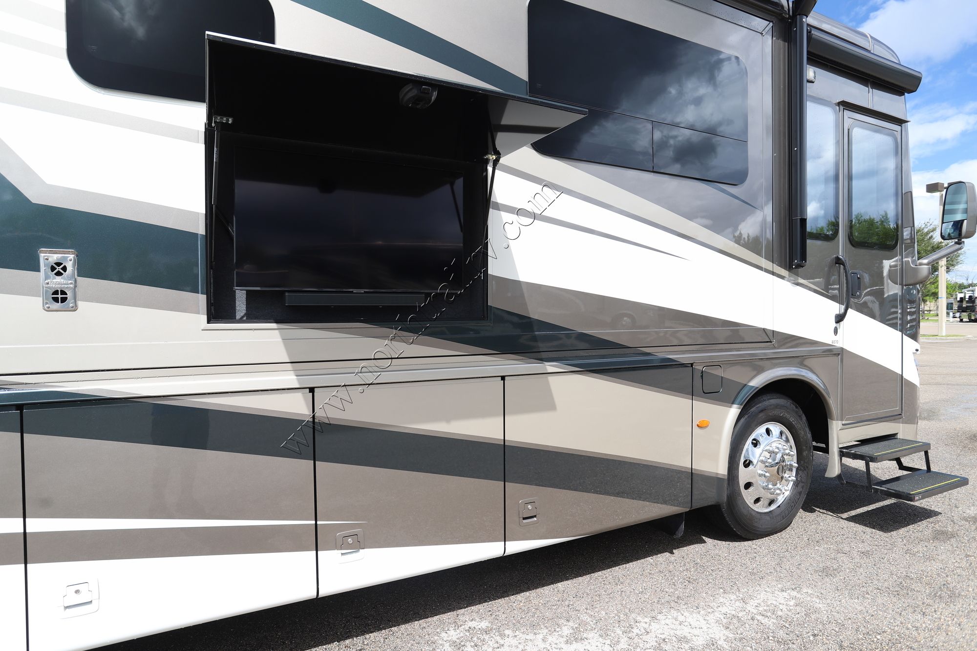 Used 2024 Newmar Kountry Star 4070 Class A  For Sale