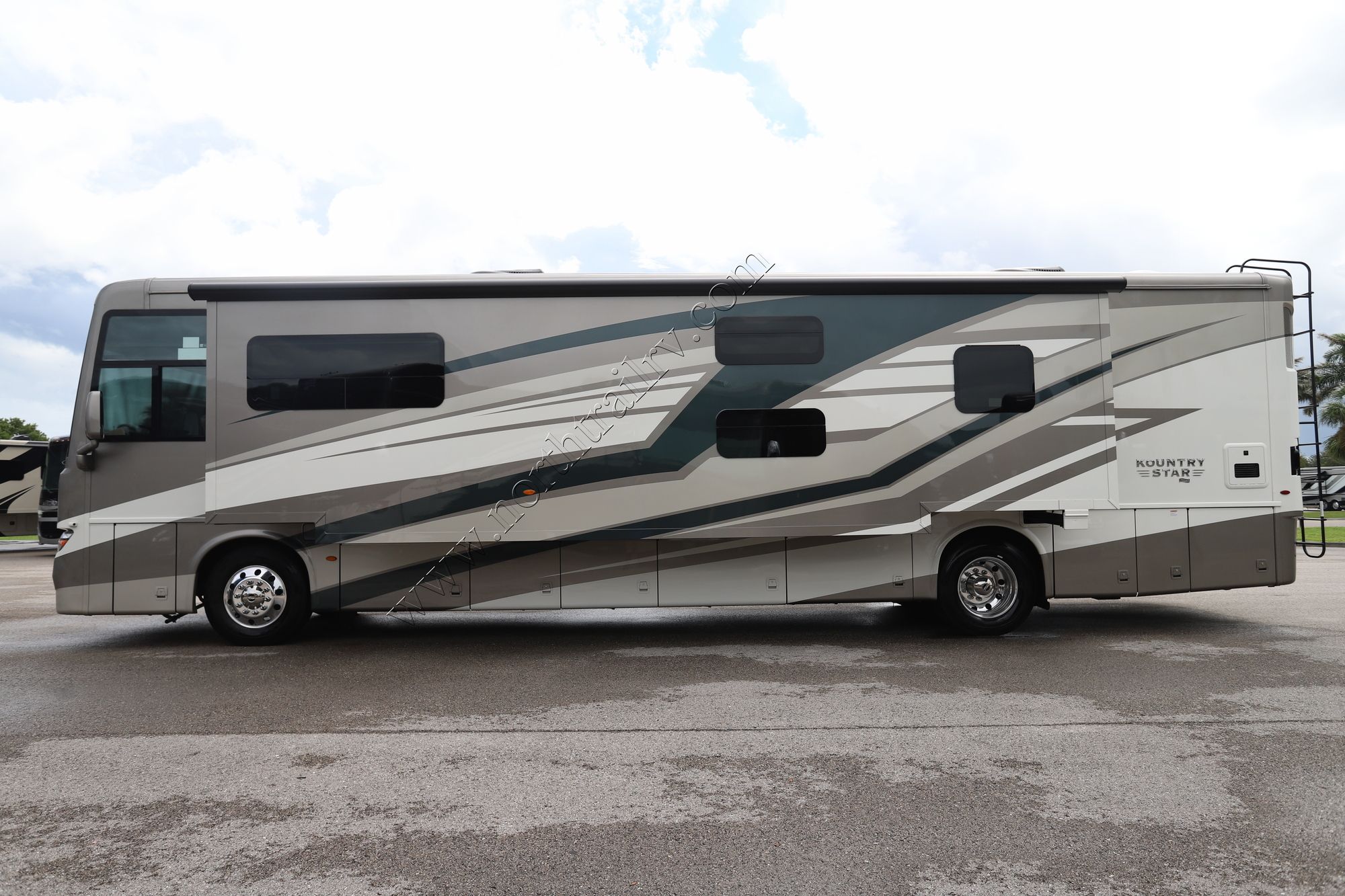 Used 2024 Newmar Kountry Star 4070 Class A  For Sale