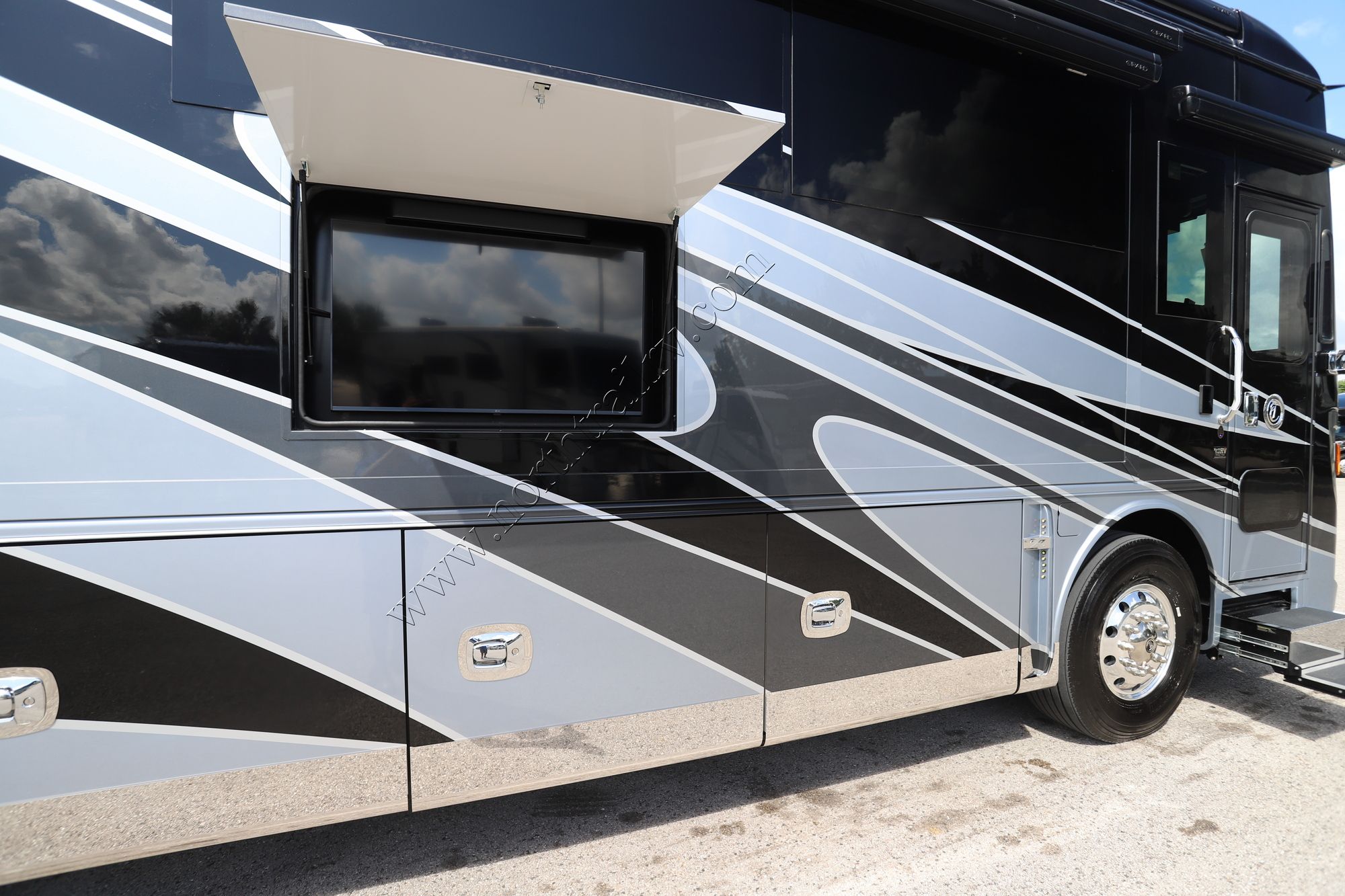 New 2026 Tiffin Motor Homes Zephyr 45PZ Class A  For Sale
