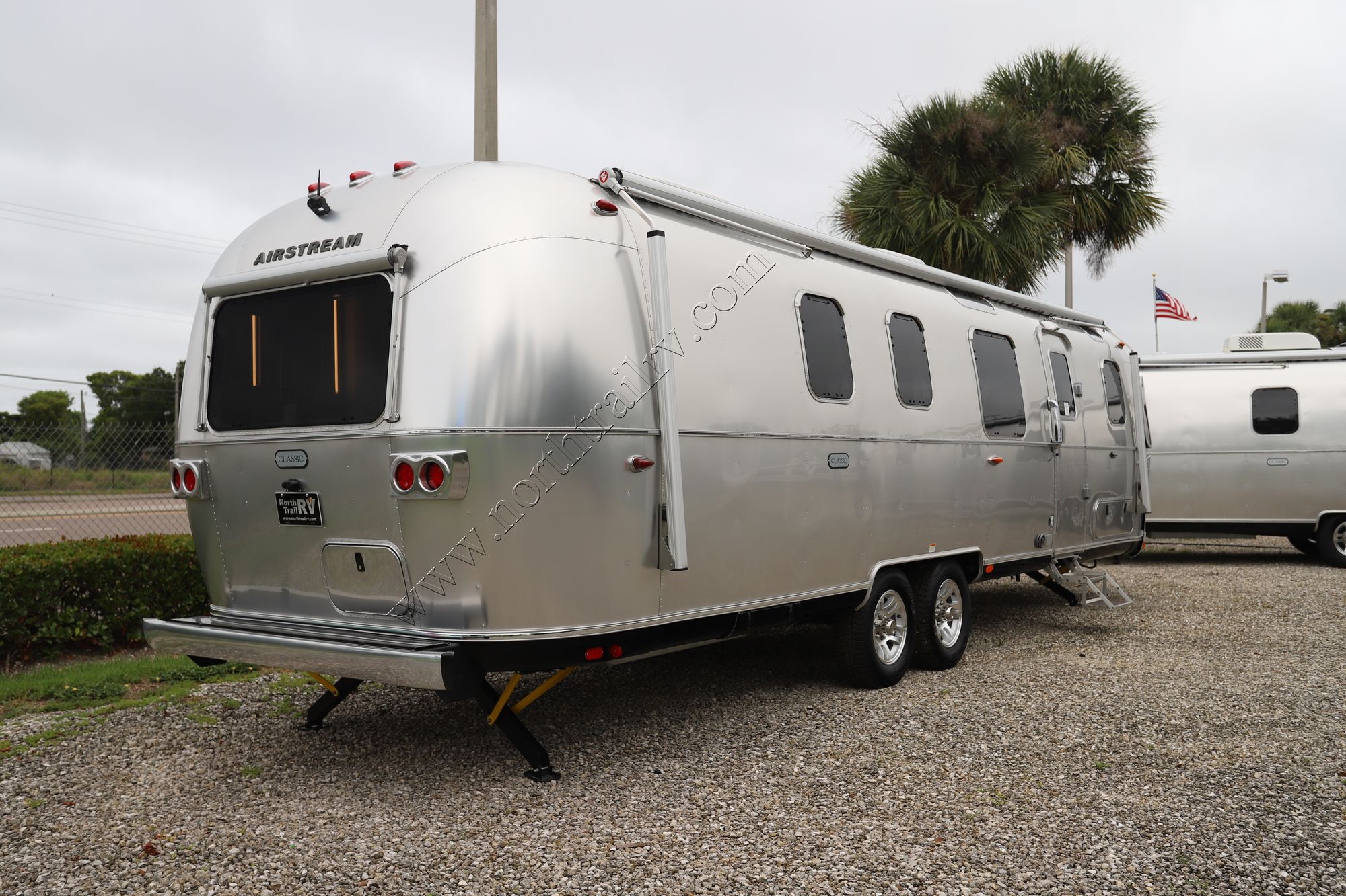 Used 2025 Airstream Classic 33FB Travel Trailer  For Sale