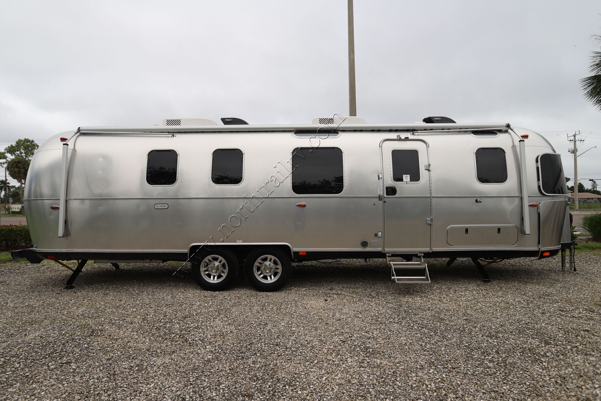 Used 2025 Airstream Classic 33FB Travel Trailer  For Sale
