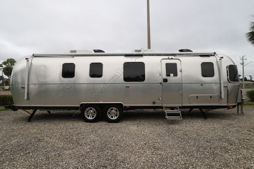 2025 Airstream Classic 33FB