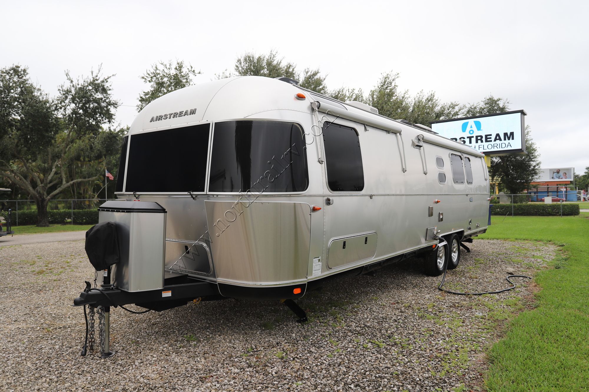 Used 2025 Airstream Classic 33FB Travel Trailer  For Sale