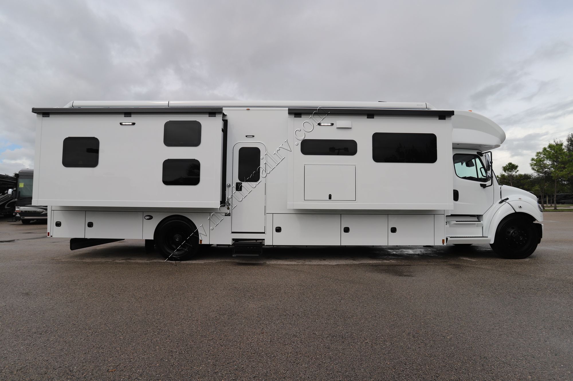 New 2026 Renegade Rv Verona Le 40LBH Super C  For Sale