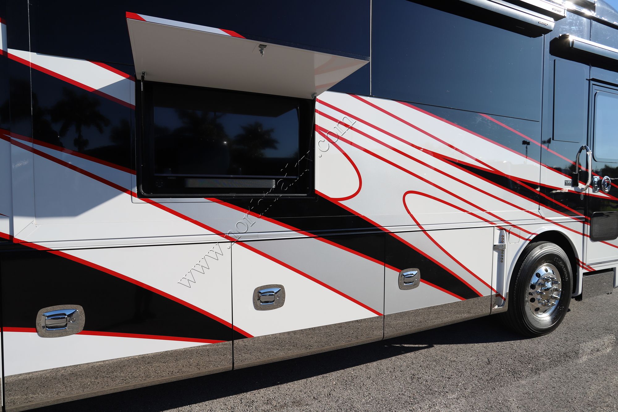 Used 2024 Tiffin Motor Homes Zephyr 45Z Class A  For Sale