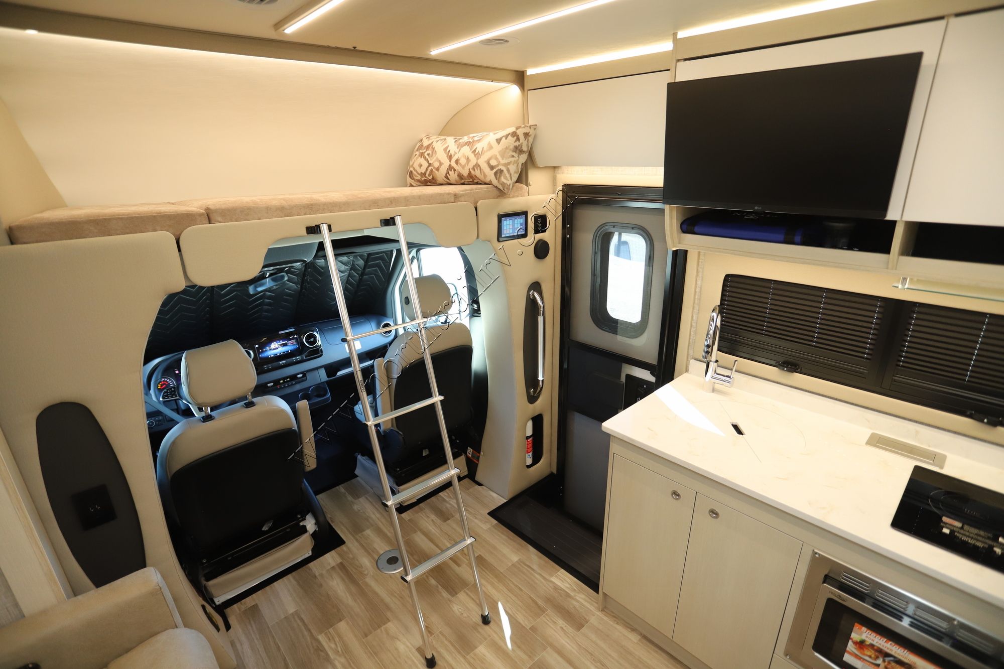 New 2026 Tiffin Motor Homes Wayfarer 25XLW Class C  For Sale