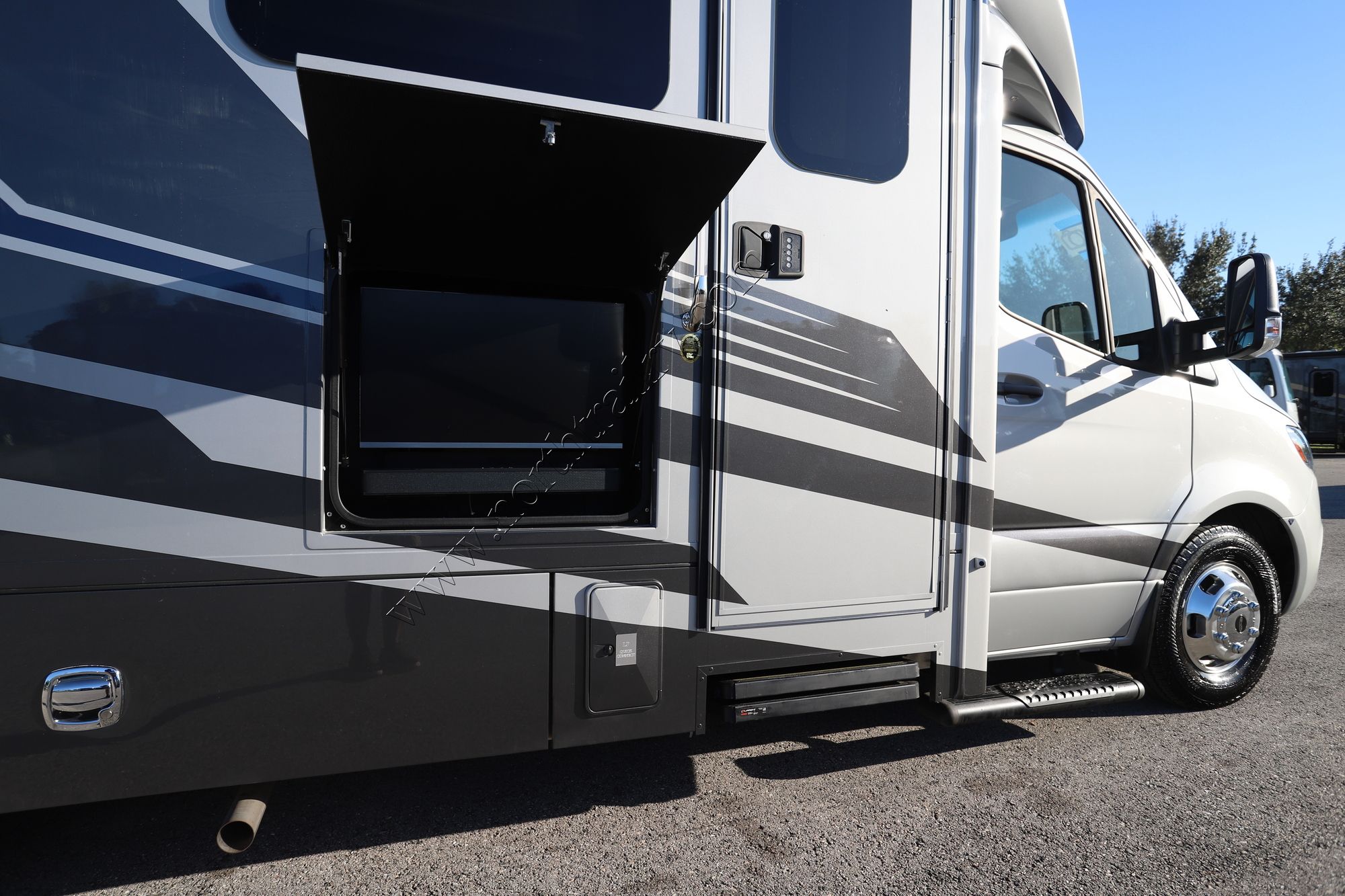 New 2026 Renegade Rv Vienna 25TBN Class C  For Sale