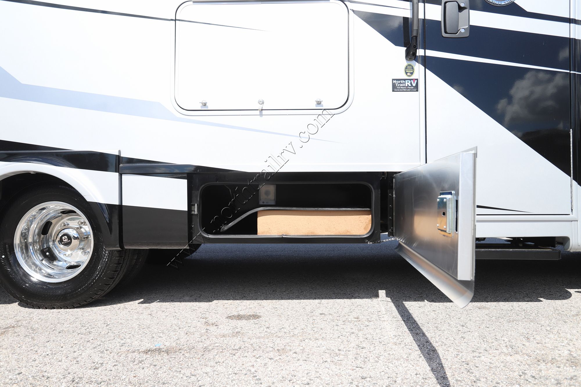 New 2026 Tiffin Motor Homes Wayfarer 25XRW Class C  For Sale