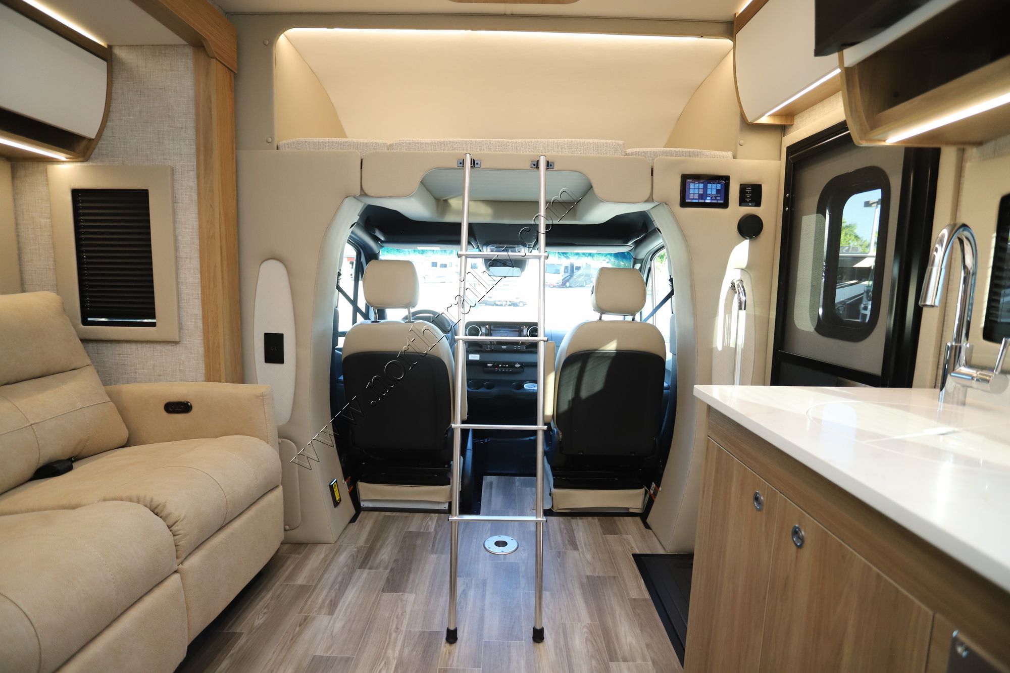 New 2026 Tiffin Motor Homes Wayfarer 25XLW Class C  For Sale