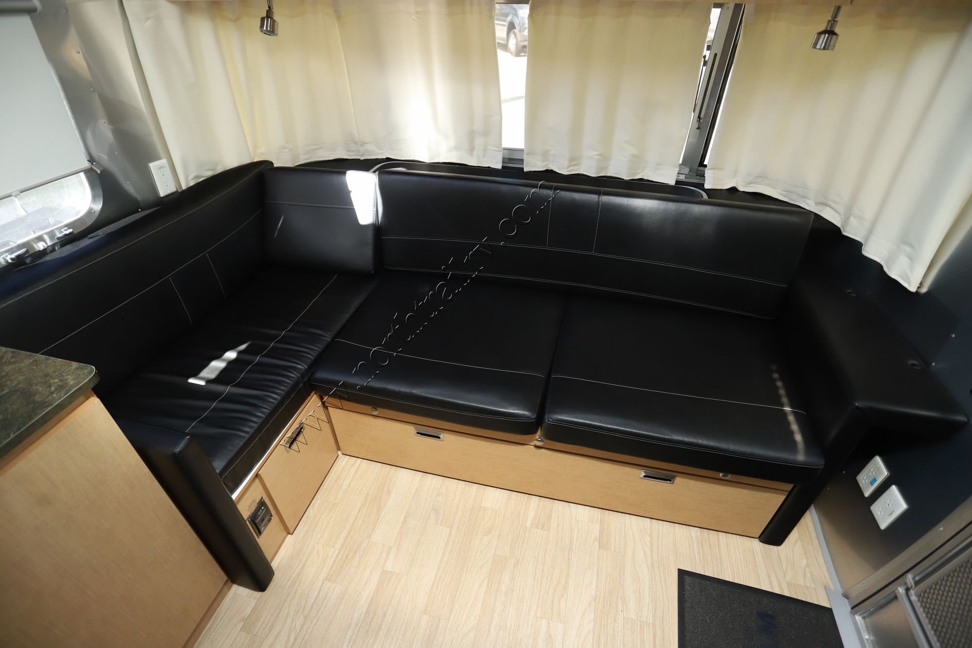 Used 2015 Airstream Flying Cloud 28RB Travel Trailer  For Sale