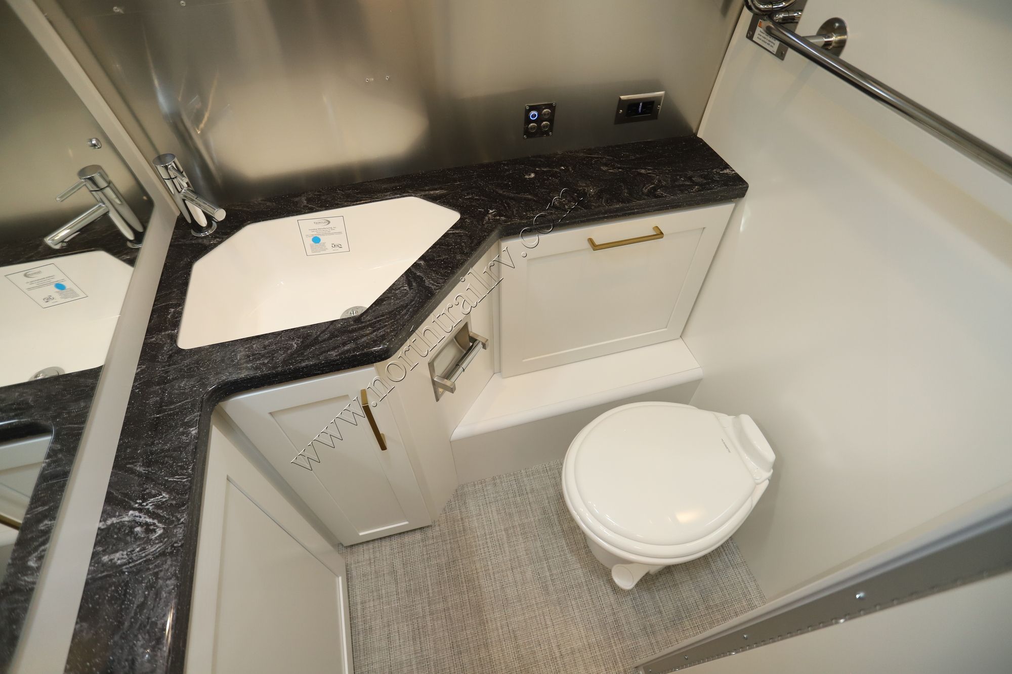 New 2026 Airstream Classic 30RB QUEEN Travel Trailer  For Sale