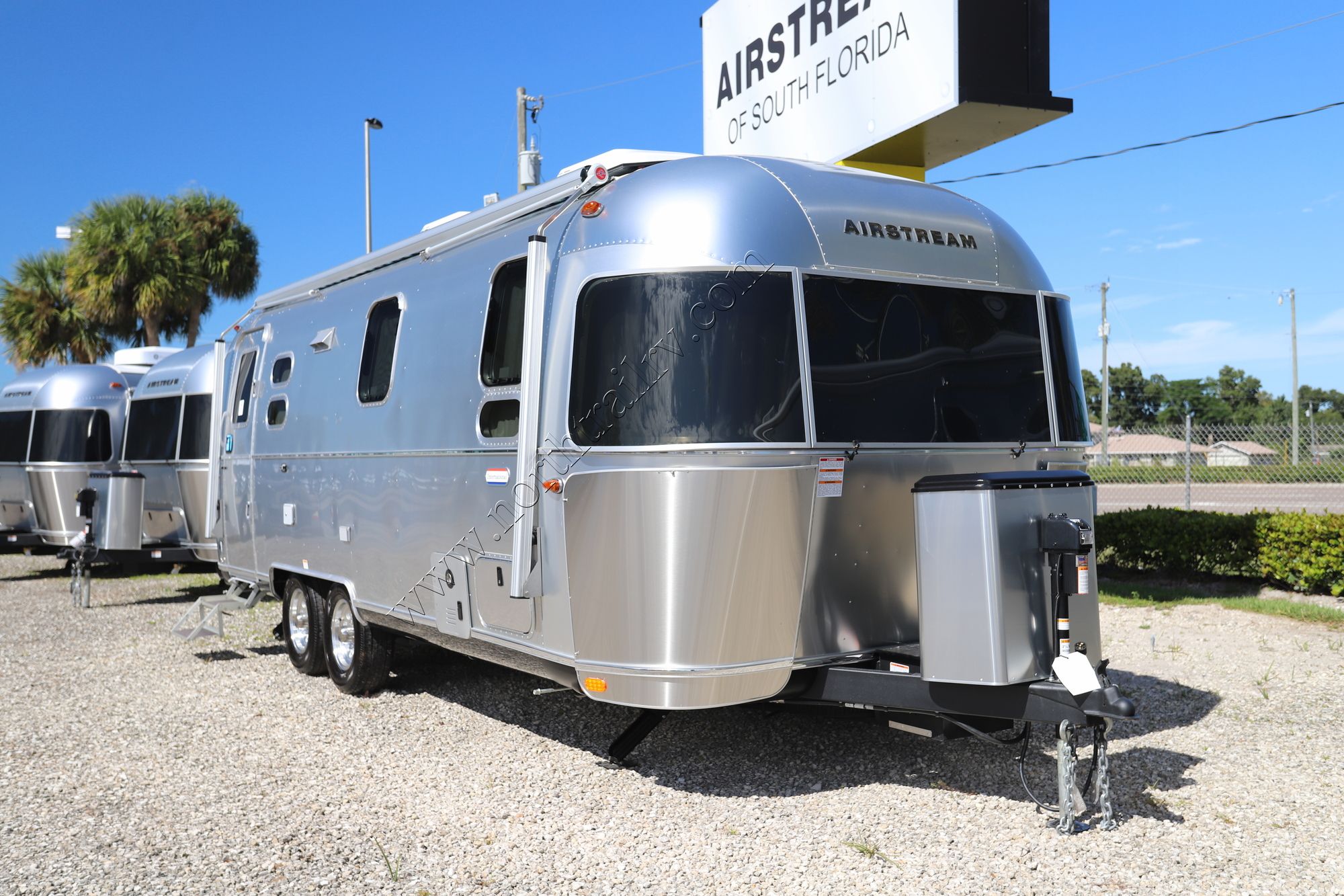 New 2026 Airstream International 25FB Travel Trailer  For Sale