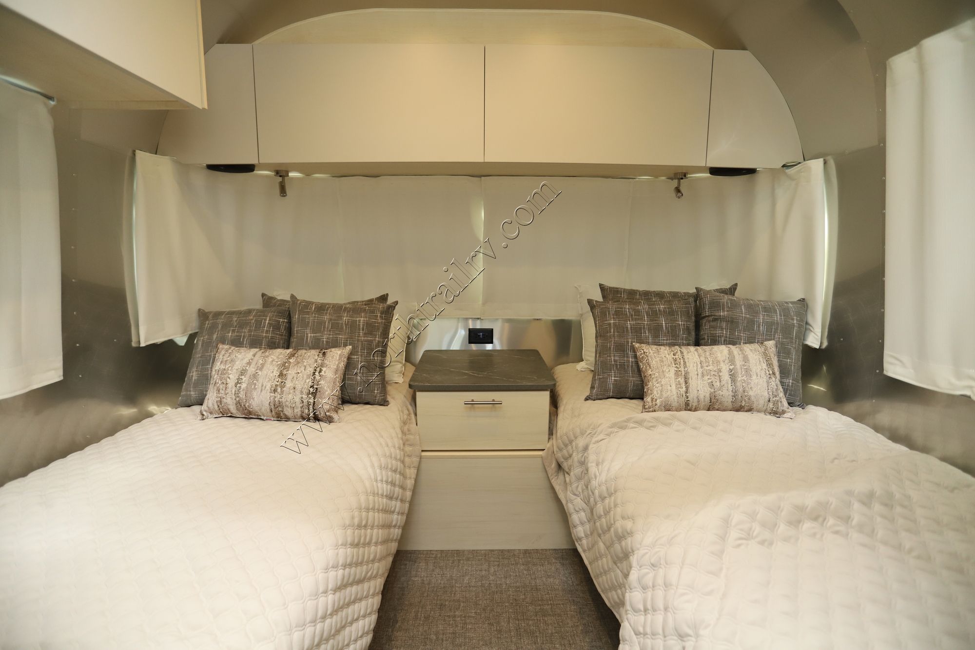 New 2026 Airstream Flying Cloud 25FB Travel Trailer  For Sale