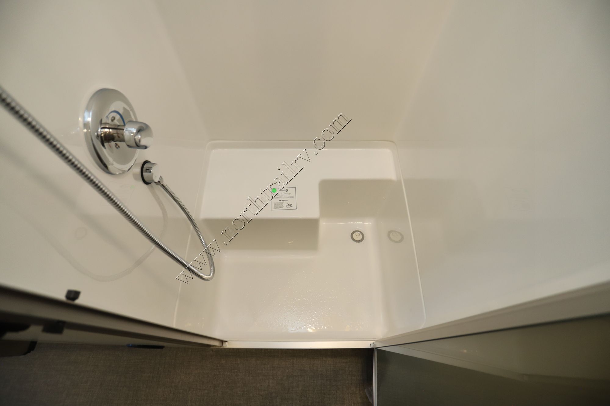 New 2026 Airstream Flying Cloud 25FB Travel Trailer  For Sale