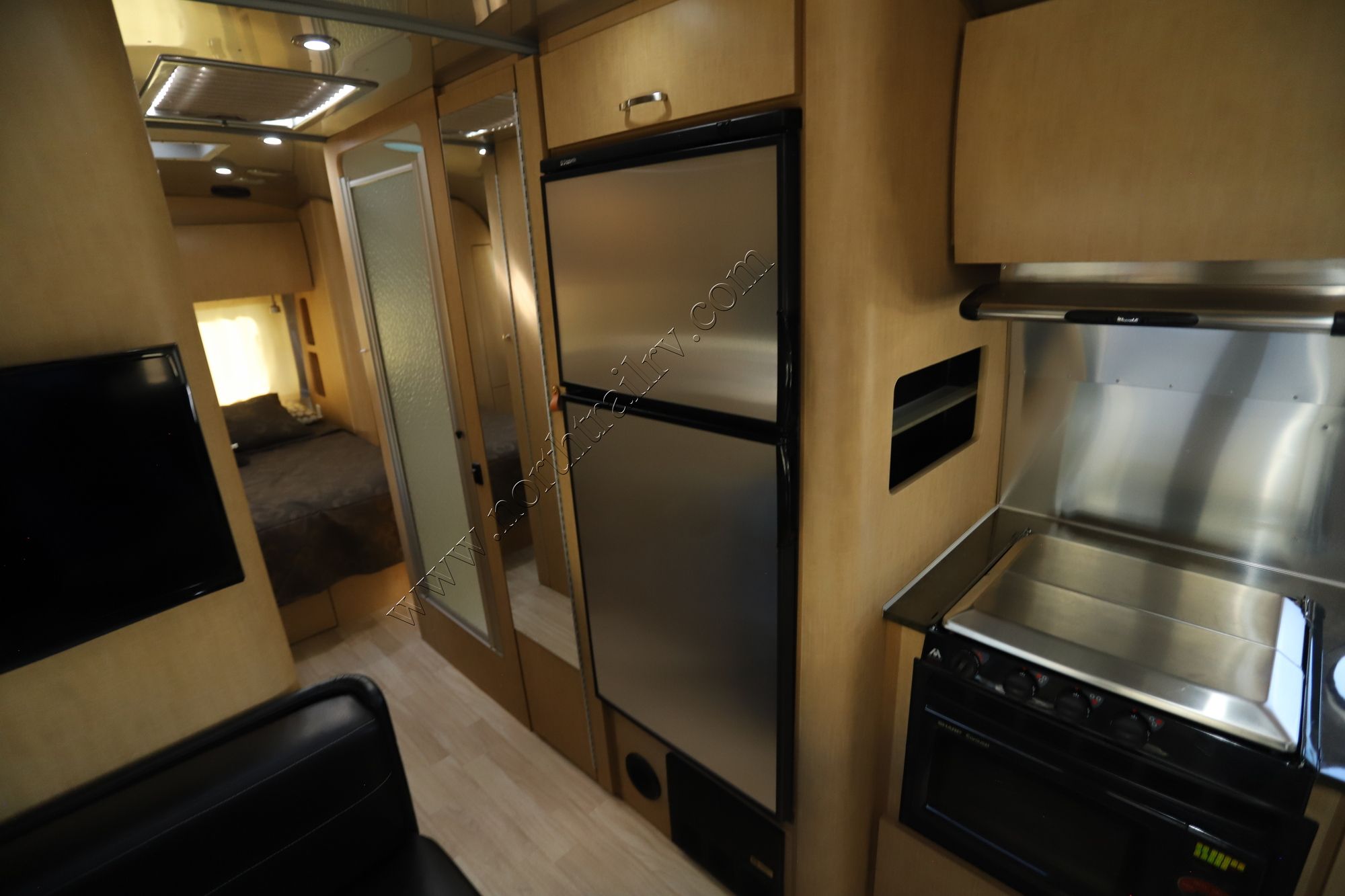 Used 2015 Airstream Flying Cloud 28RB Travel Trailer  For Sale