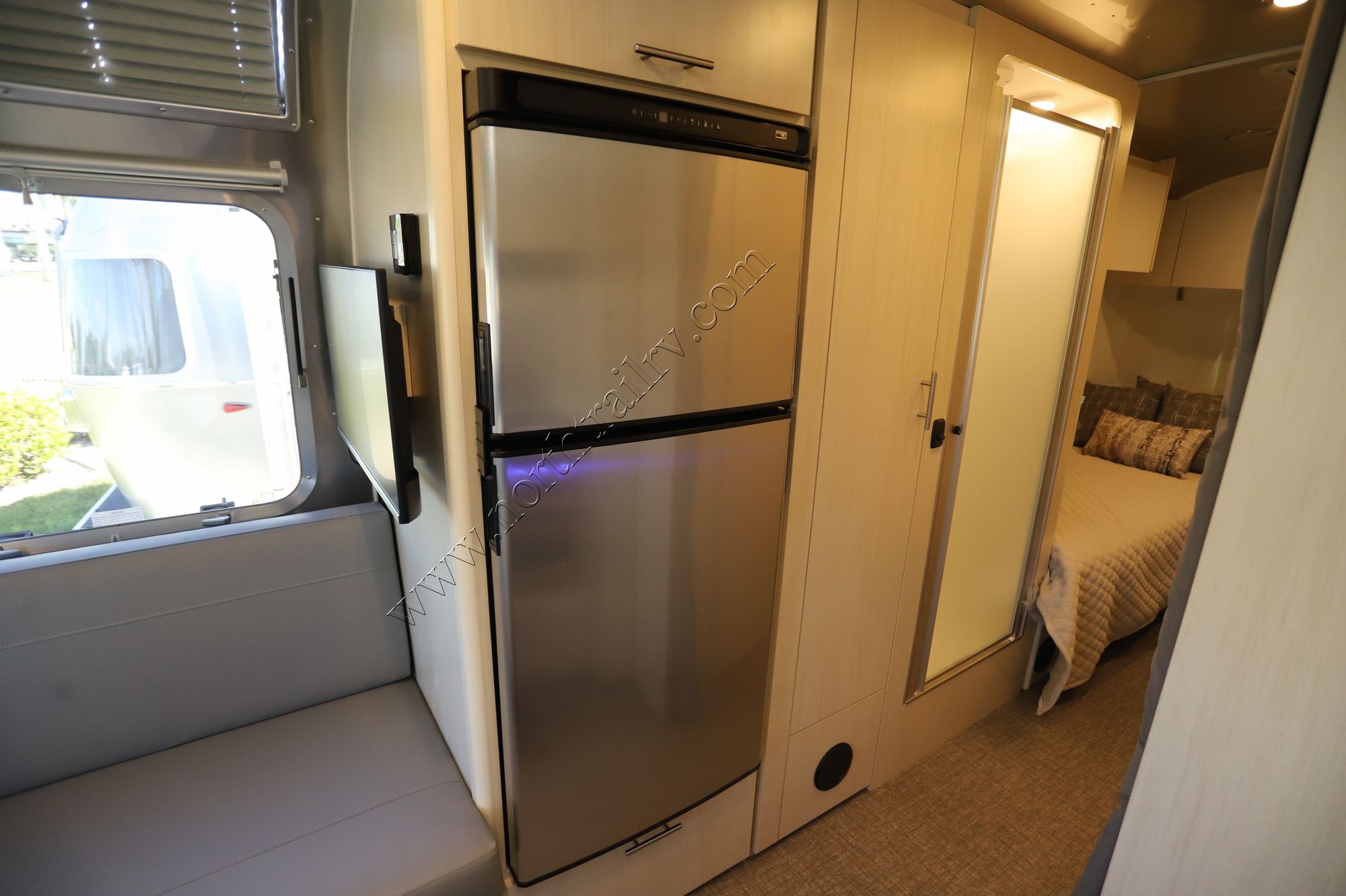 New 2026 Airstream Flying Cloud 25FB Travel Trailer  For Sale