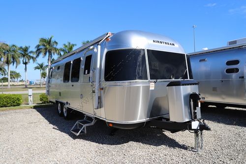 2026 Airstream Classic 28RB Travel Trailer