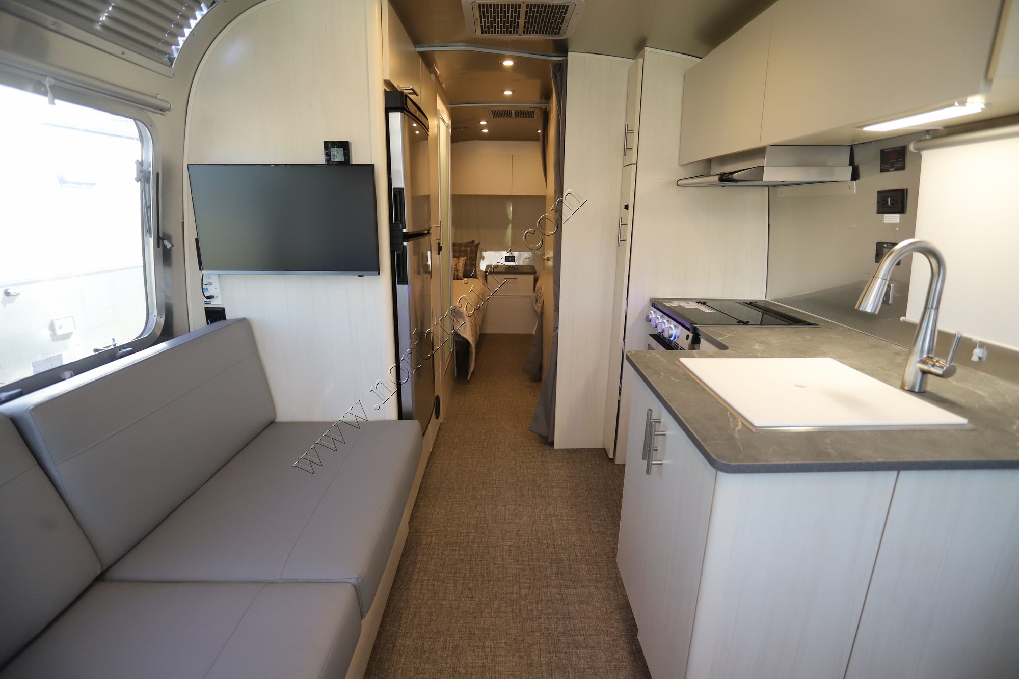 New 2026 Airstream Flying Cloud 25FB Travel Trailer  For Sale