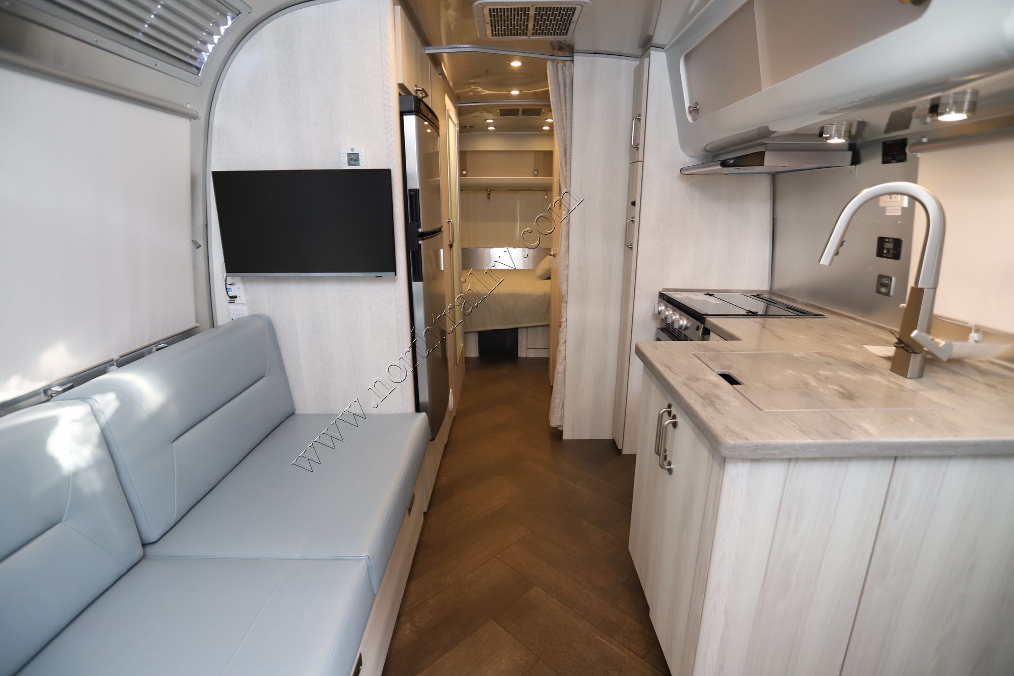 New 2026 Airstream International 25FB Travel Trailer  For Sale