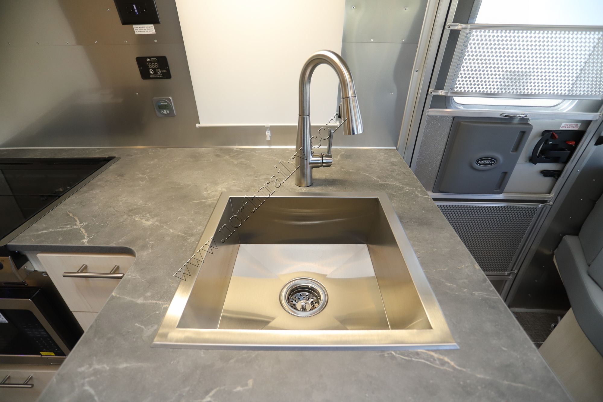 New 2026 Airstream Flying Cloud 25FB Travel Trailer  For Sale