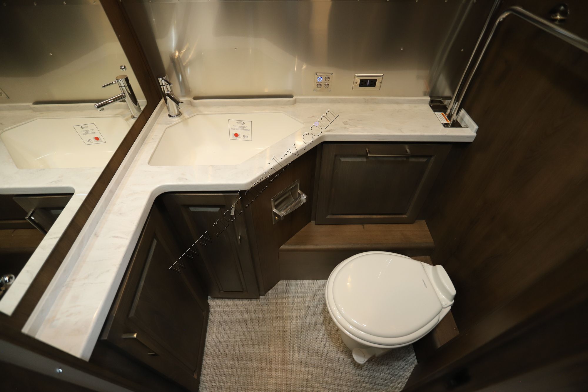 New 2026 Airstream Classic 28RB Travel Trailer  For Sale