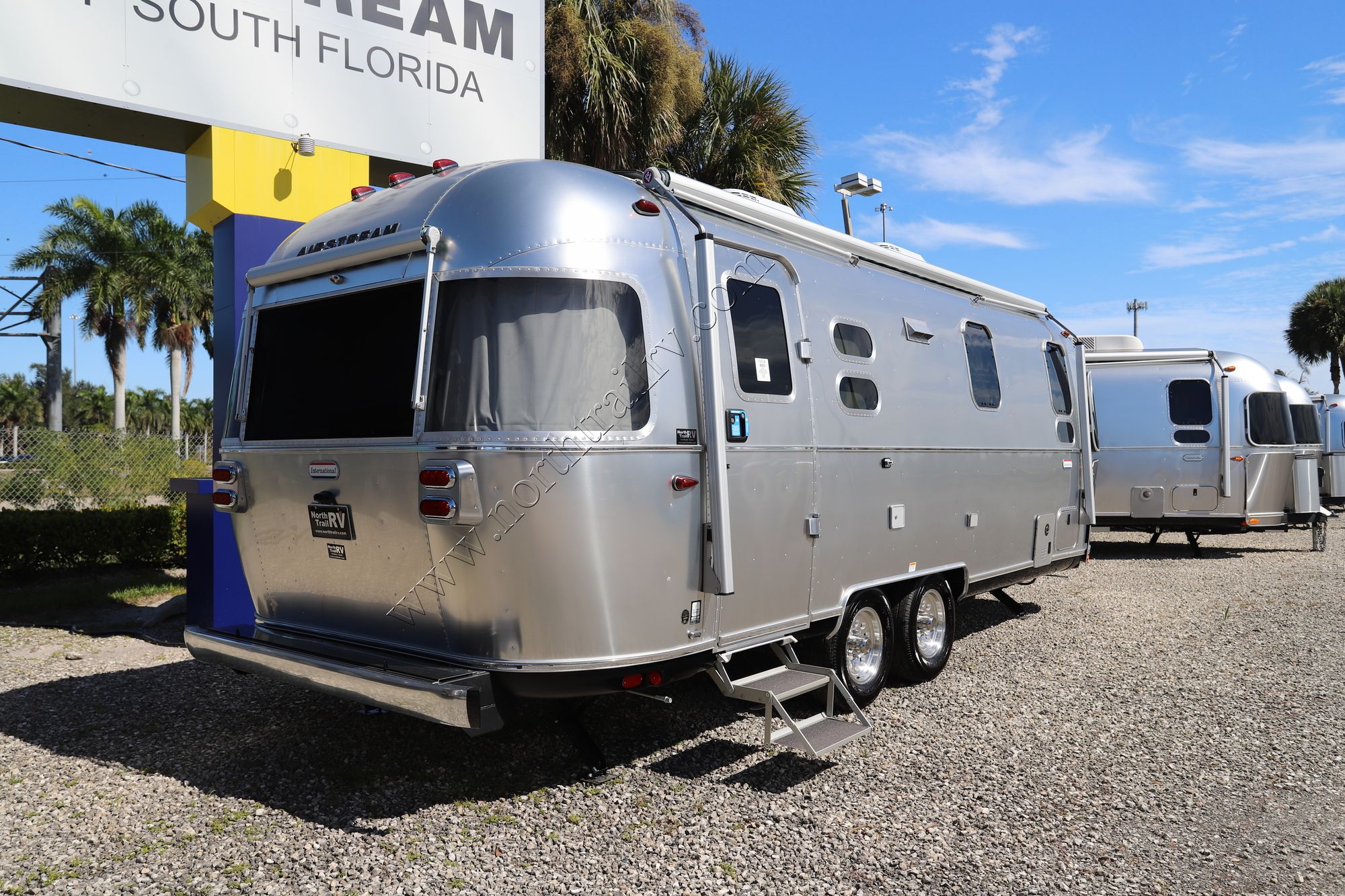 New 2026 Airstream International 25FB Travel Trailer  For Sale