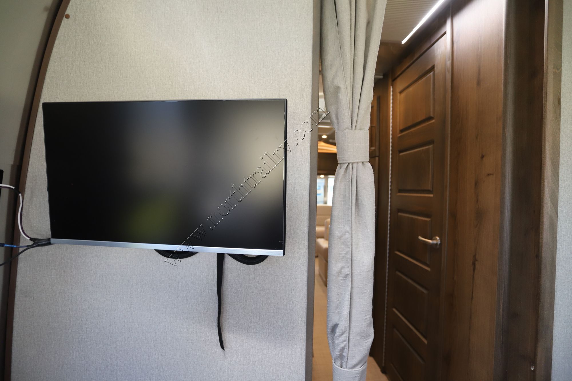 New 2026 Airstream Classic 28RB Travel Trailer  For Sale