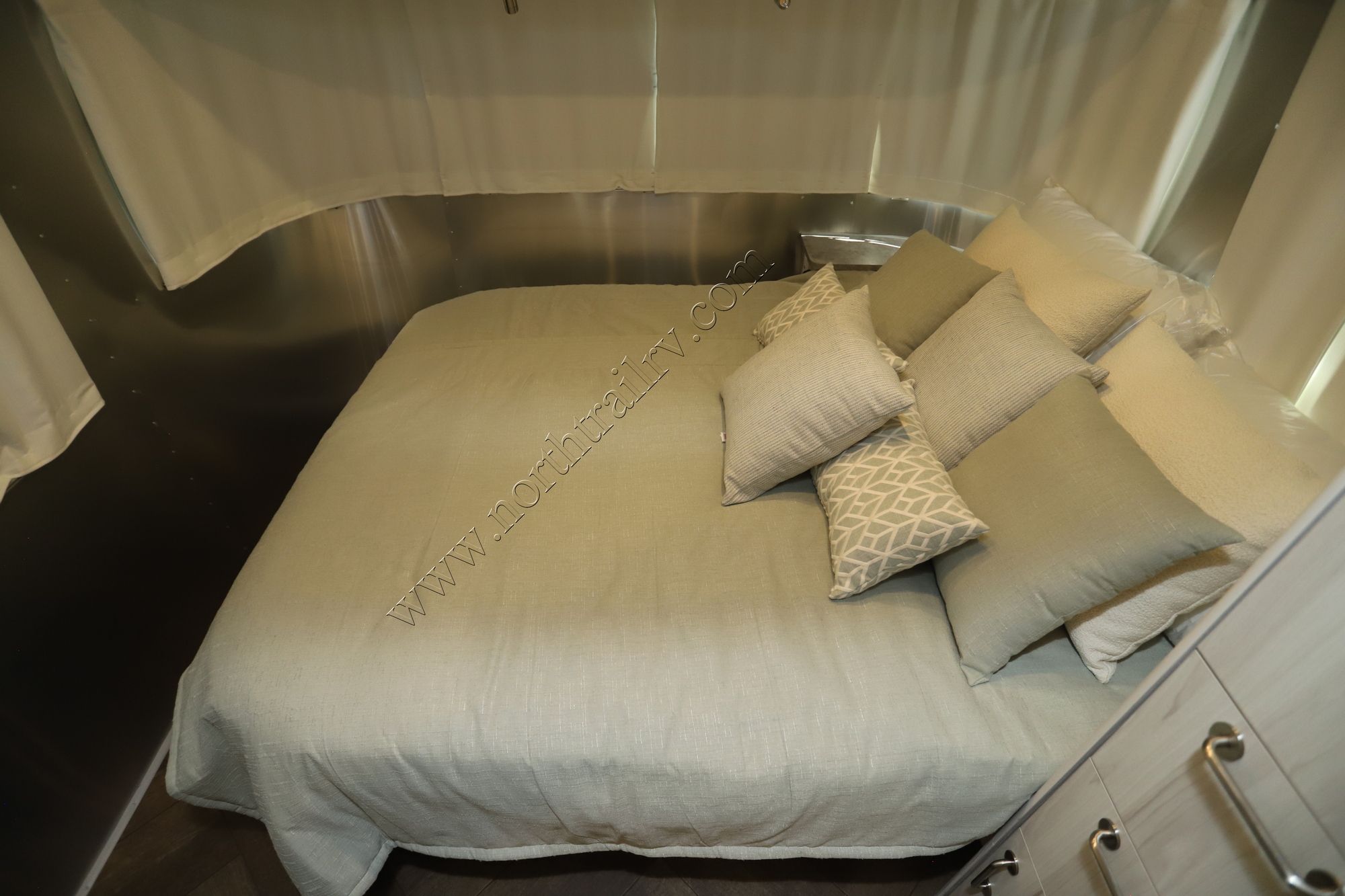 New 2026 Airstream International 25FB Travel Trailer  For Sale