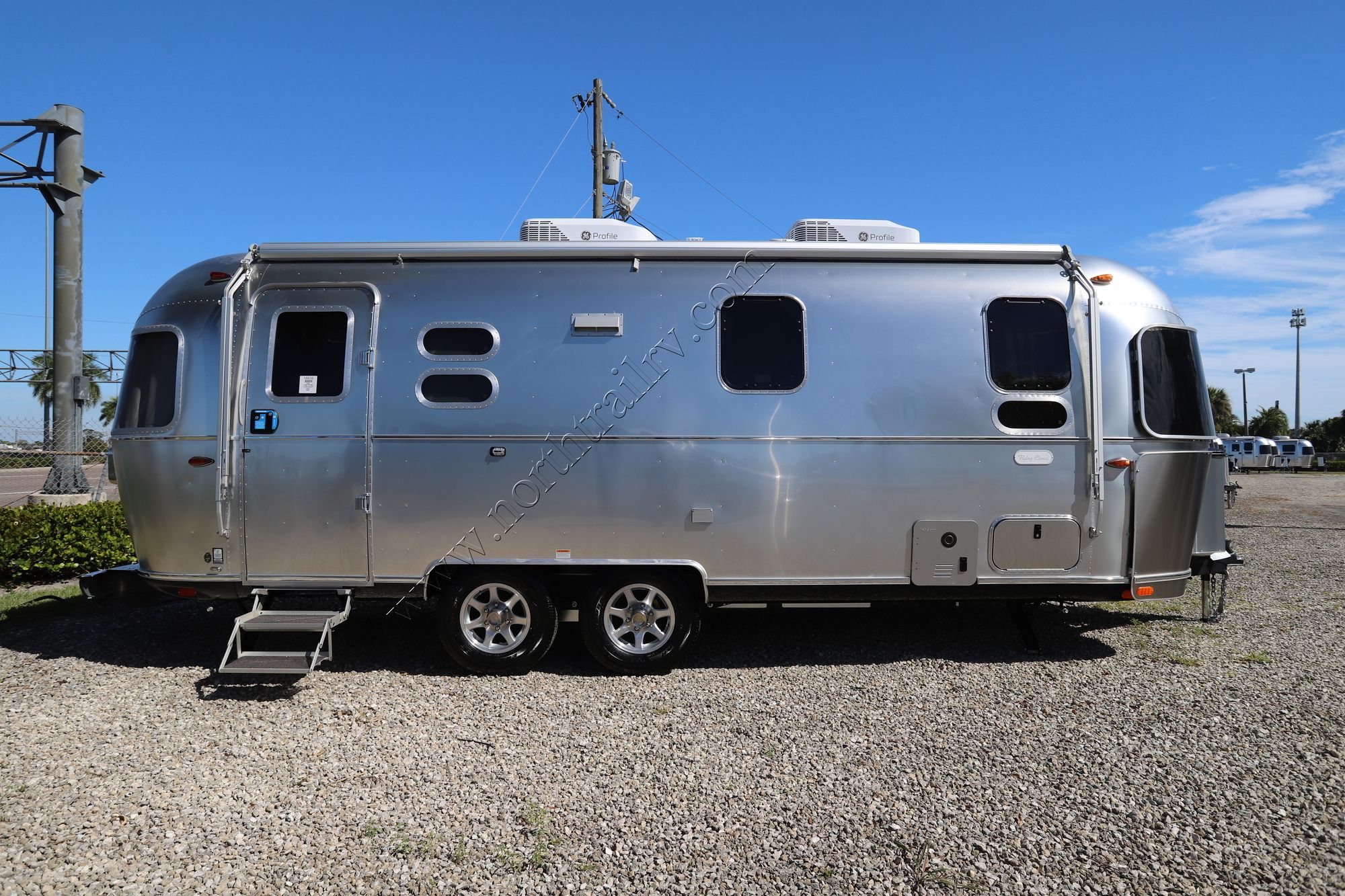 New 2026 Airstream Flying Cloud 25FB Travel Trailer  For Sale
