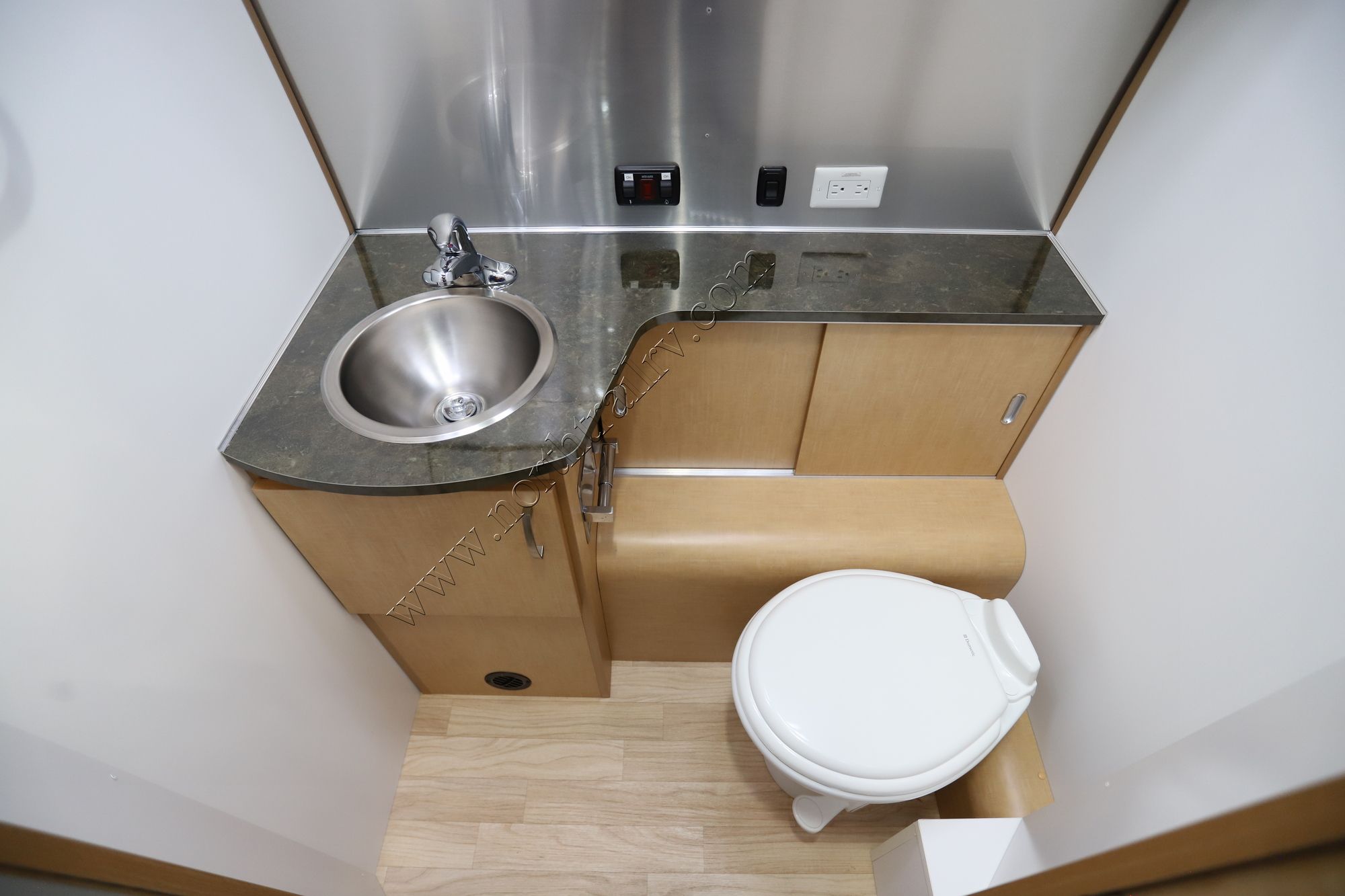 Used 2015 Airstream Flying Cloud 28RB Travel Trailer  For Sale