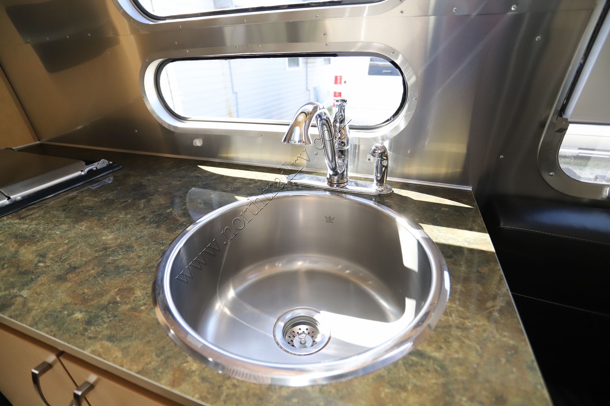 Used 2015 Airstream Flying Cloud 28RB Travel Trailer  For Sale