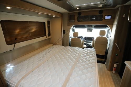 2025 Airstream Atlas Tommy Bahama E1