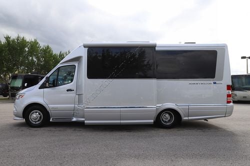 2025 Airstream Atlas Tommy Bahama E1