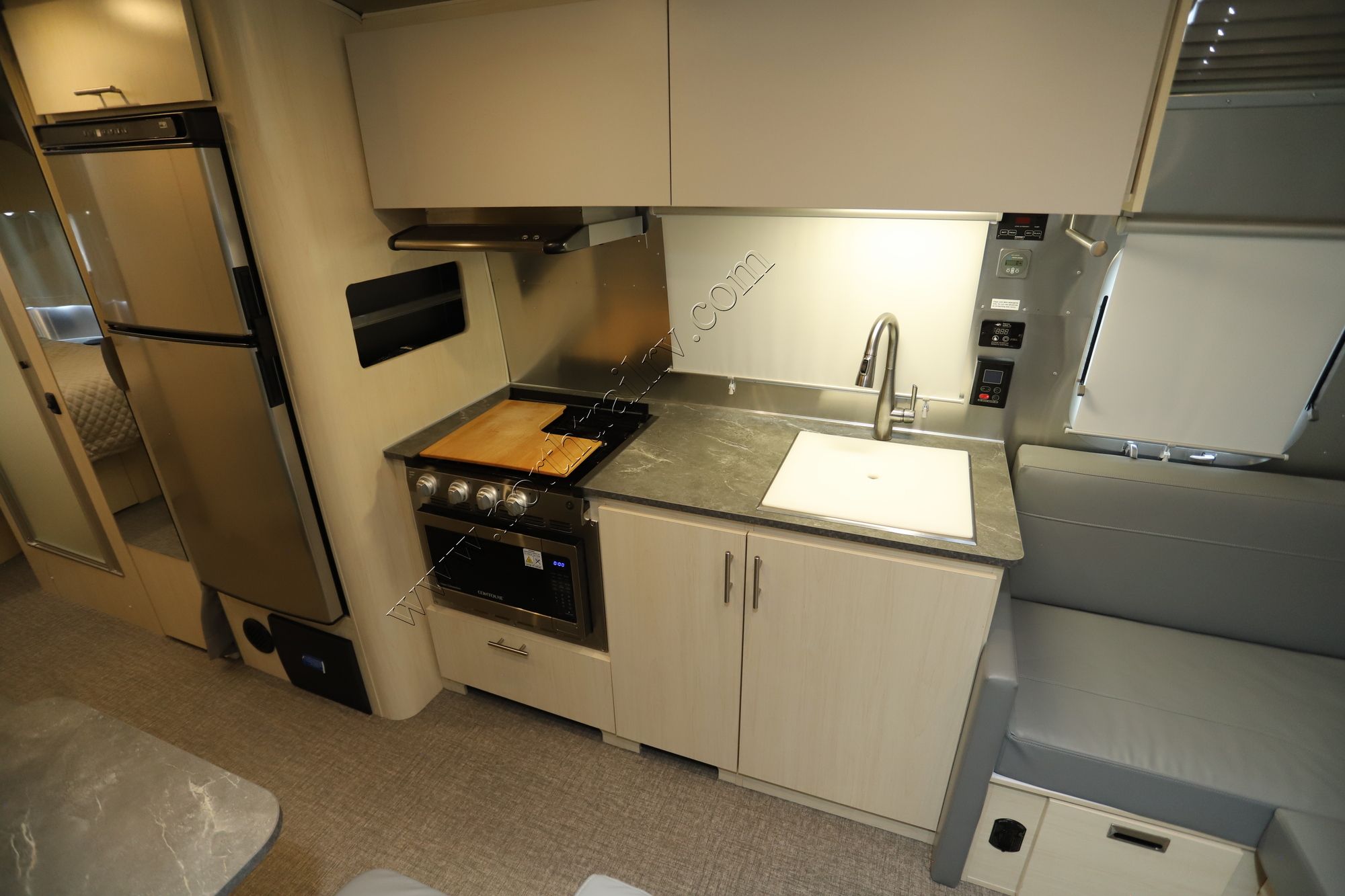 Used 2024 Airstream Flying Cloud 28RBQ Travel Trailer  For Sale