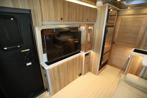 2025 Airstream Atlas Tommy Bahama E1