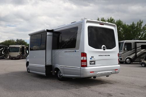 2025 Airstream Atlas Tommy Bahama E1