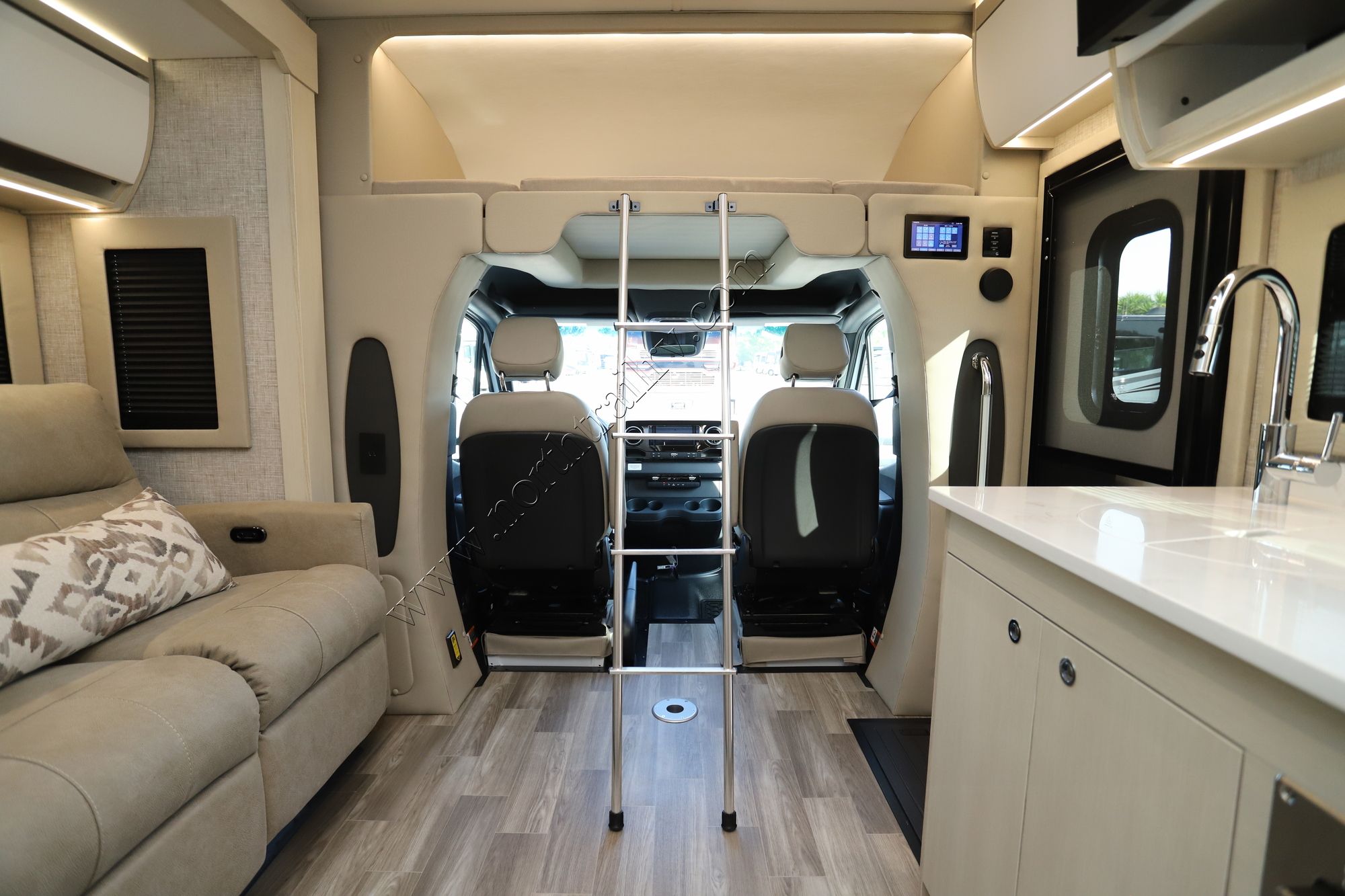 New 2026 Tiffin Motor Homes Wayfarer 25XLW Class C  For Sale