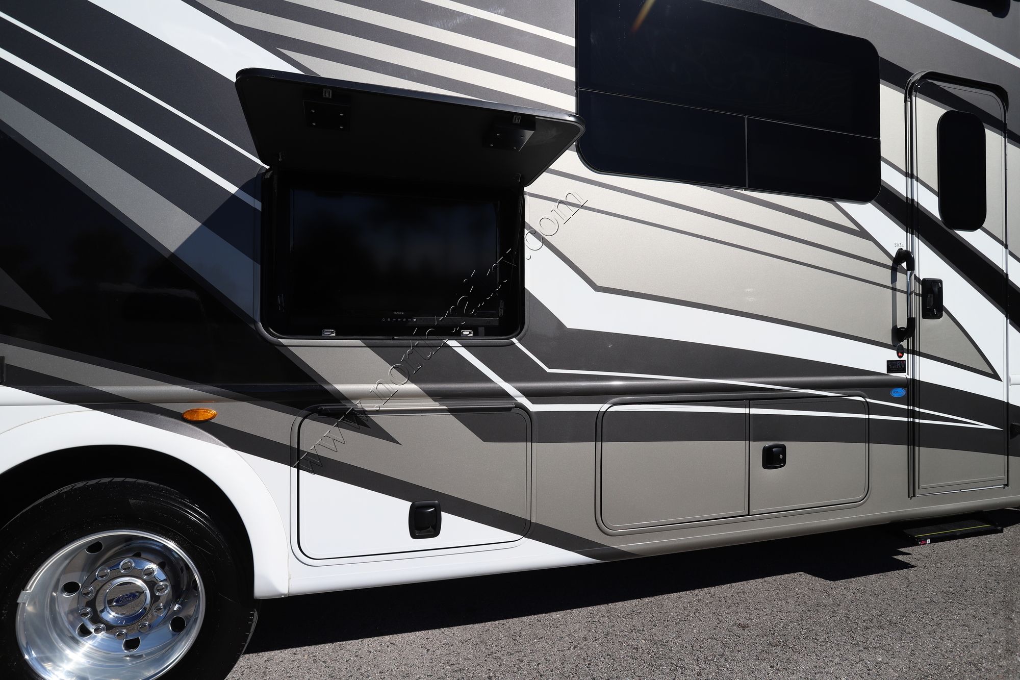 Used 2023 Thor Magnitude SV34 Super C  For Sale