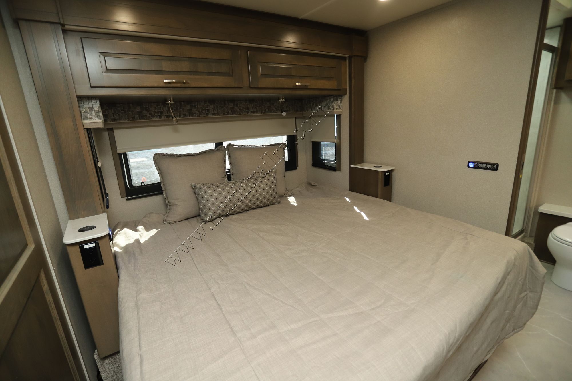 Used 2022 Dynamax Dynaquest Xl 37RB Super C  For Sale