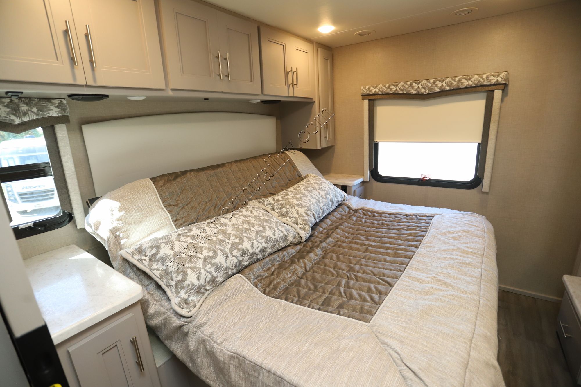 Used 2023 Thor Magnitude SV34 Super C  For Sale