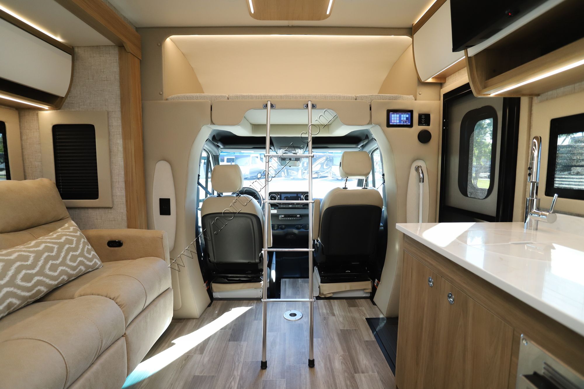 New 2026 Tiffin Motor Homes Wayfarer 25XLW Class C  For Sale