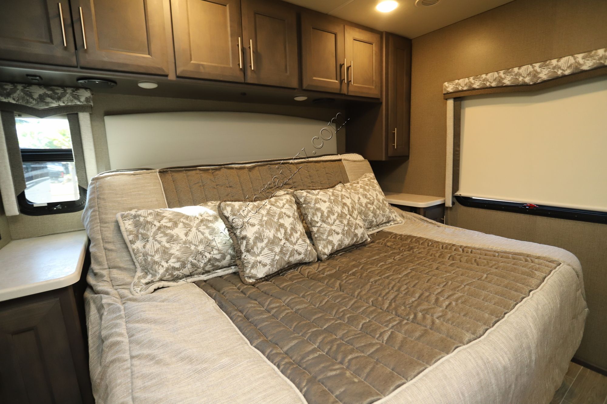 Used 2022 Thor Omni SV34 Super C  For Sale