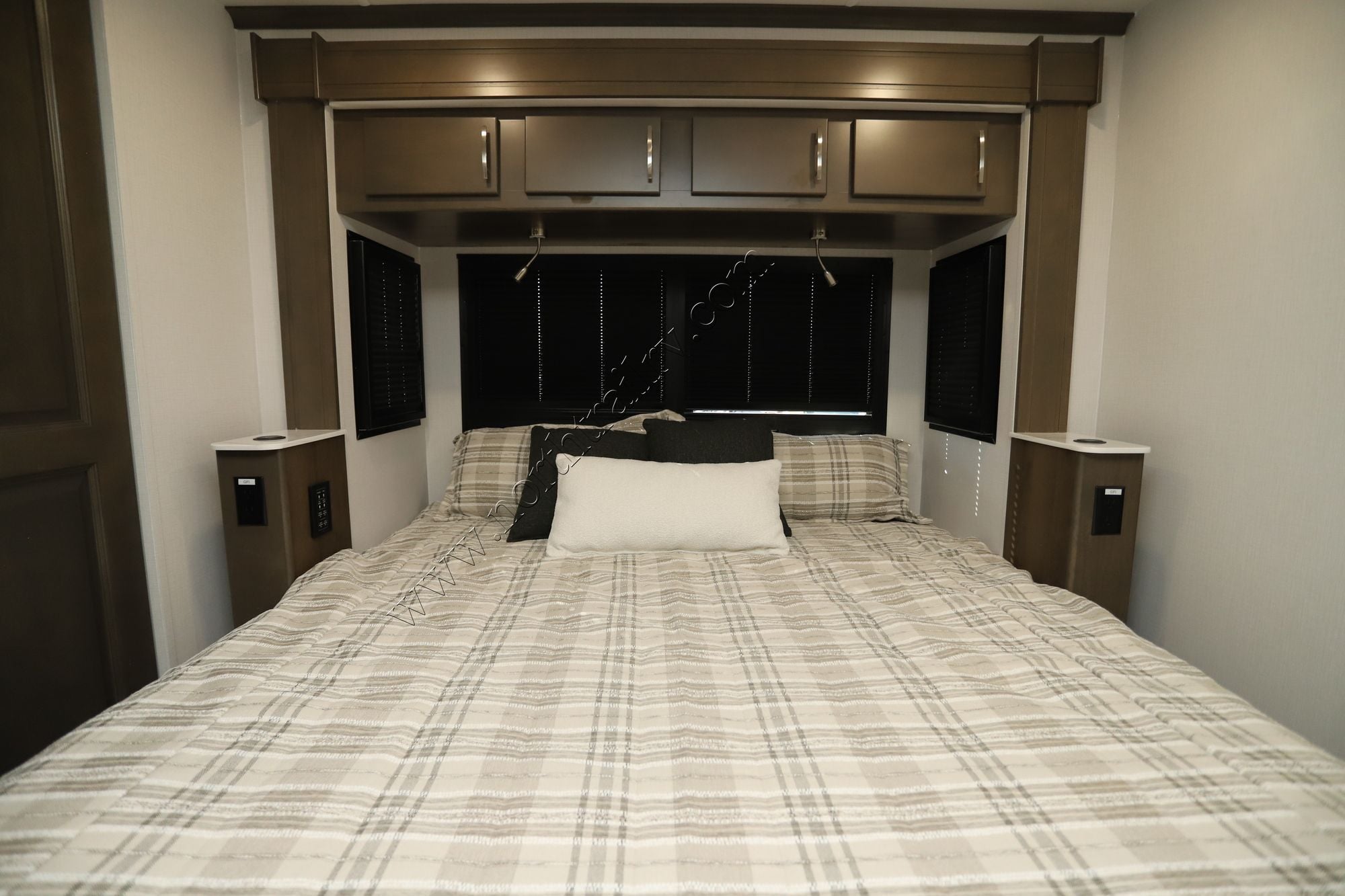 New 2026 Dynamax Dynaquest Xl 3700RB Super C  For Sale