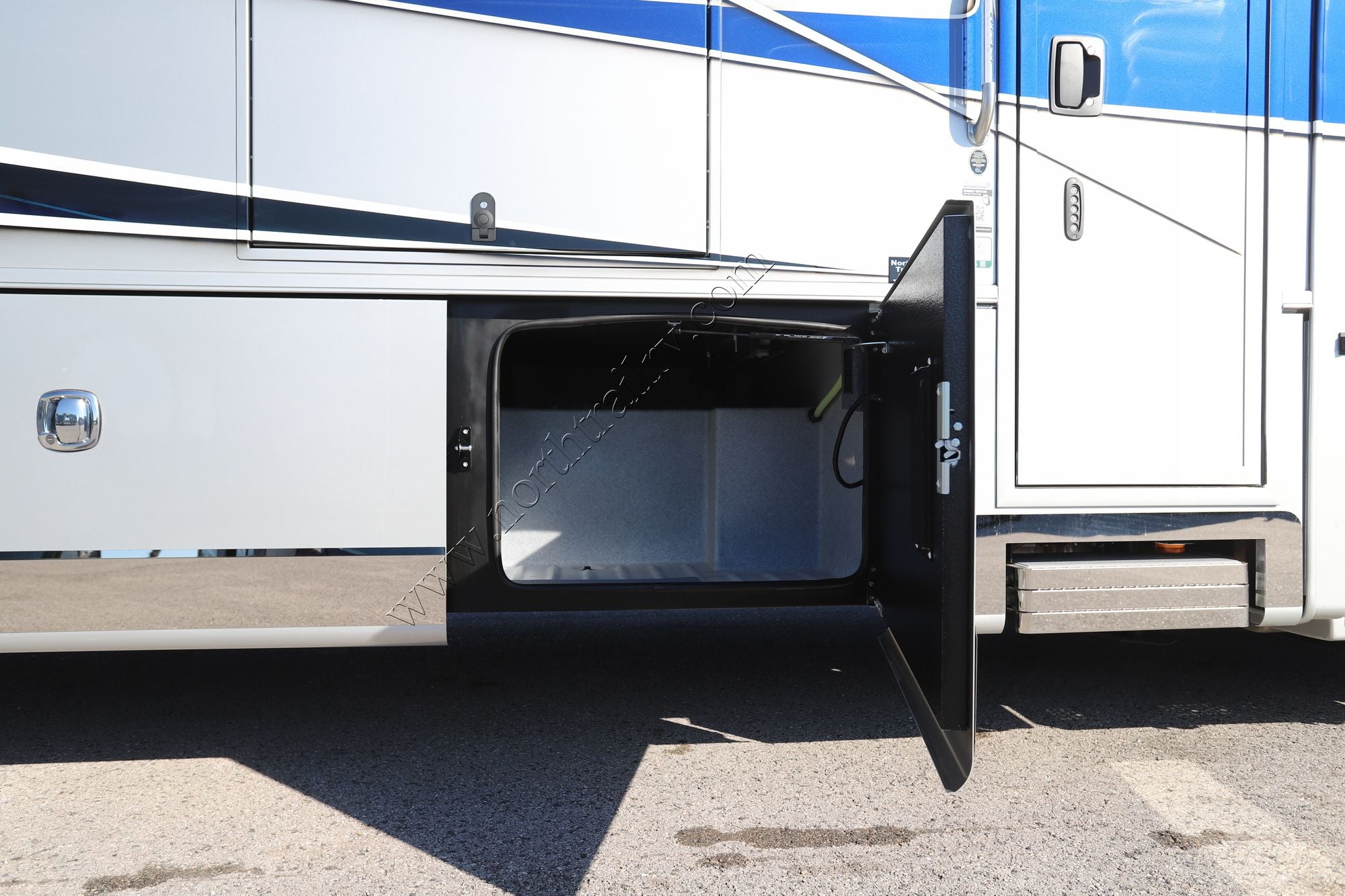 New 2026 Dynamax Dynaquest Xl 3700RB Super C  For Sale