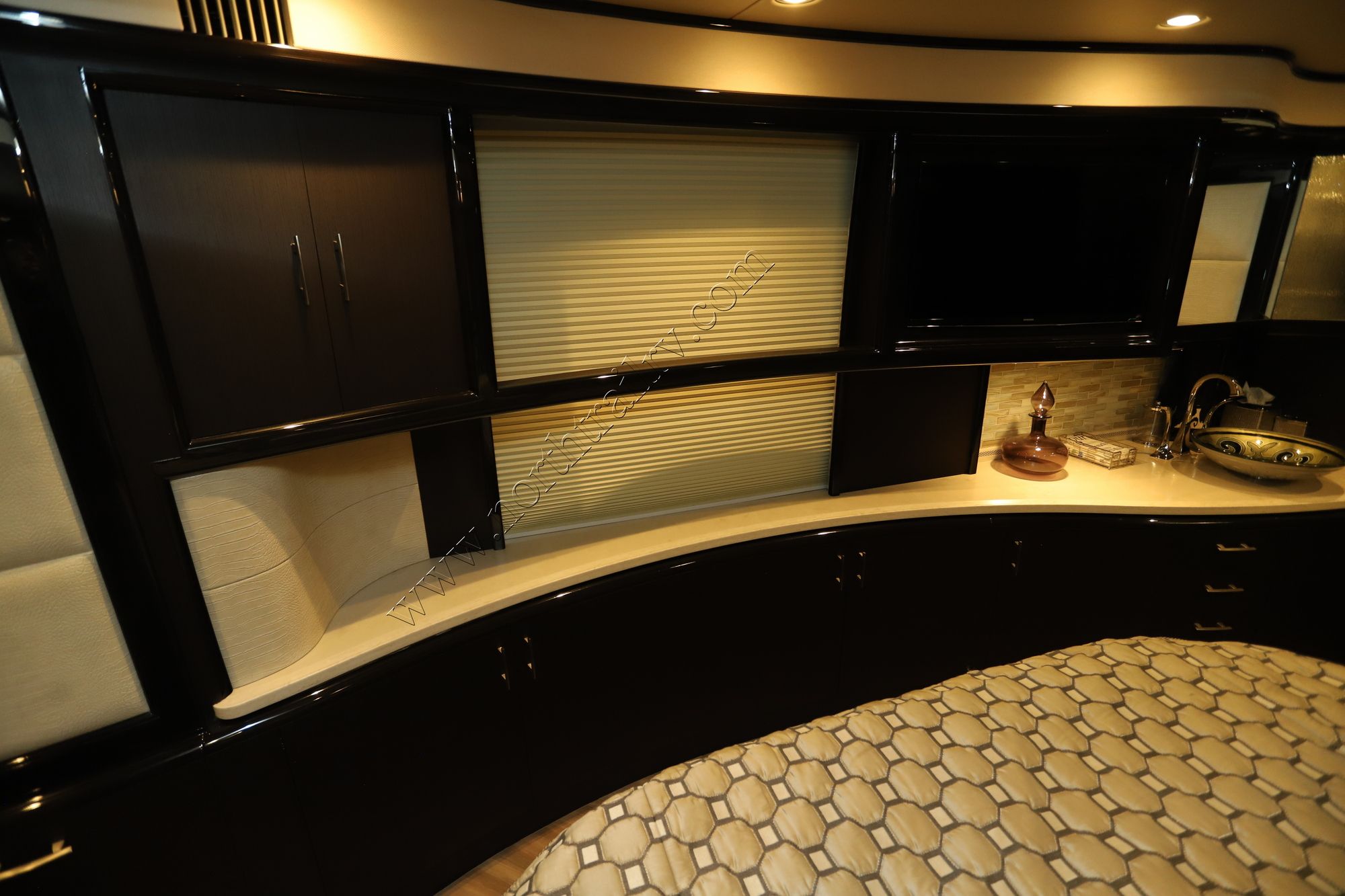 Used 2015 Prevost Liberty ELEGANT LADY Class A  For Sale