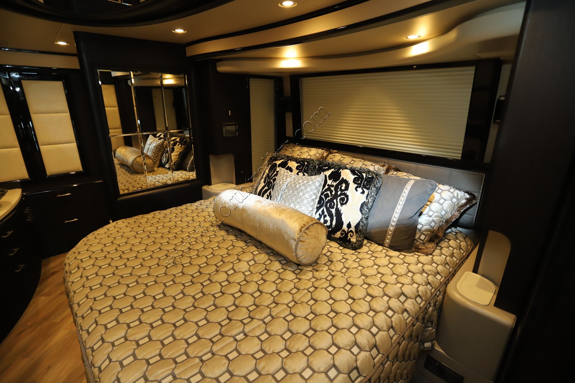 Used 2015 Prevost Liberty ELEGANT LADY Class A  For Sale