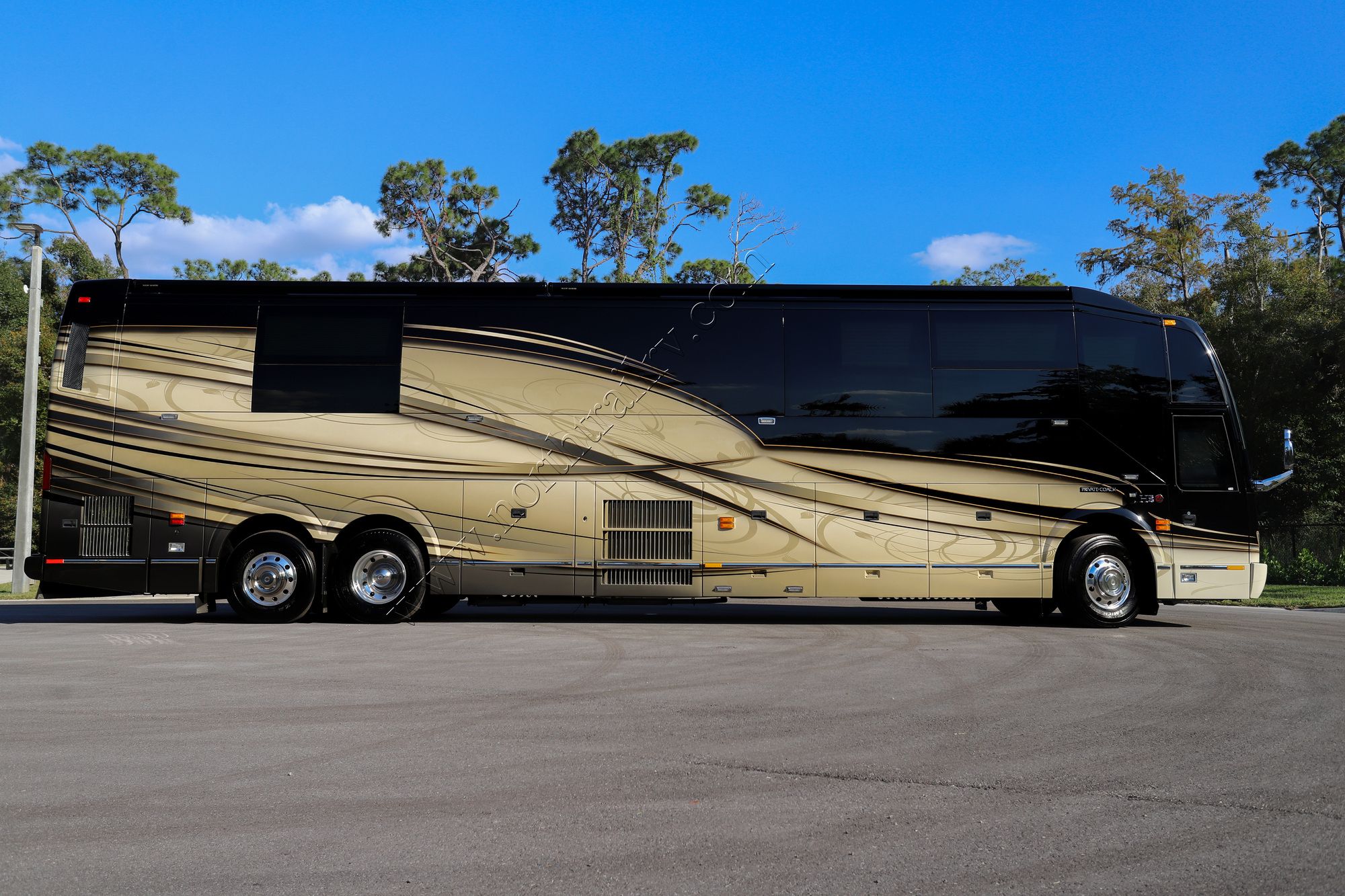 Used 2015 Prevost Liberty ELEGANT LADY Class A  For Sale