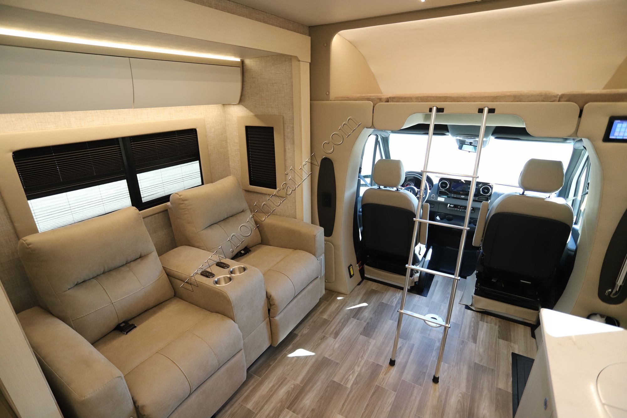 New 2026 Tiffin Motor Homes Wayfarer 25XRW Class C  For Sale