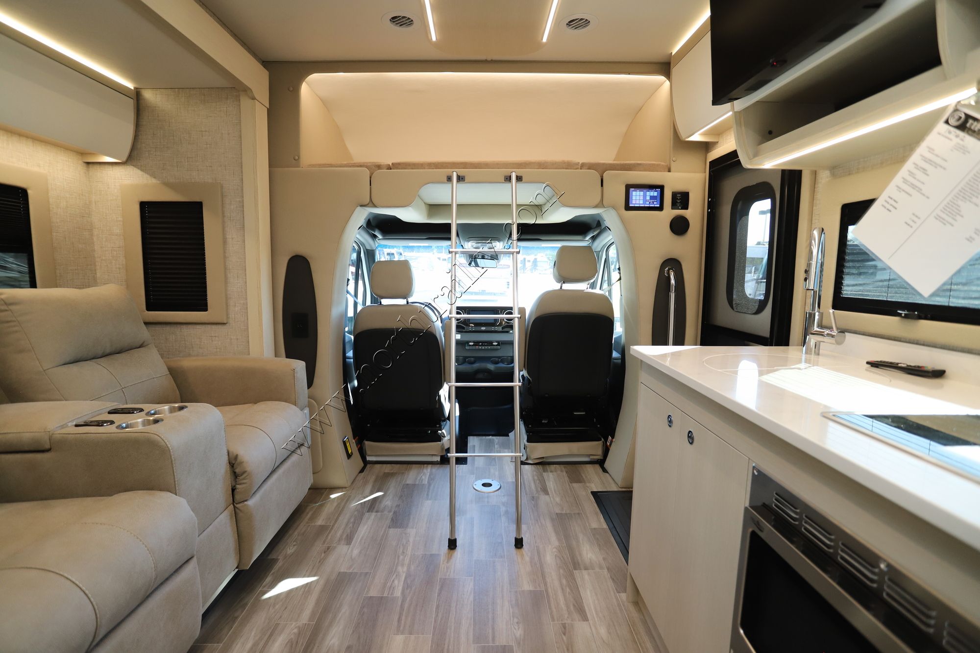 New 2026 Tiffin Motor Homes Wayfarer 25XRW Class C  For Sale